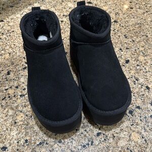 UGG women’s classic ultra mini platform black size 6